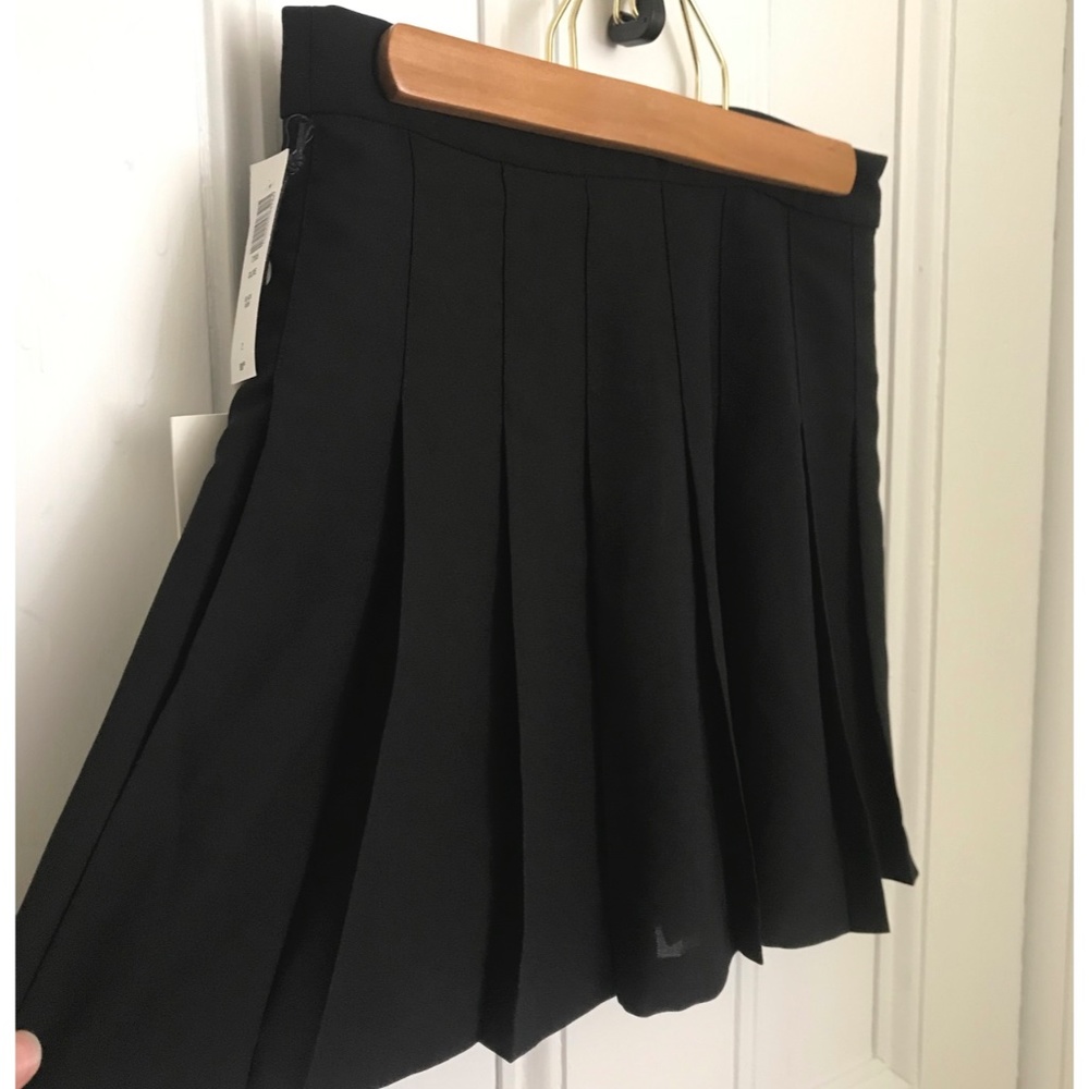 NWT Aritzia Black Pleated Mini Skirt